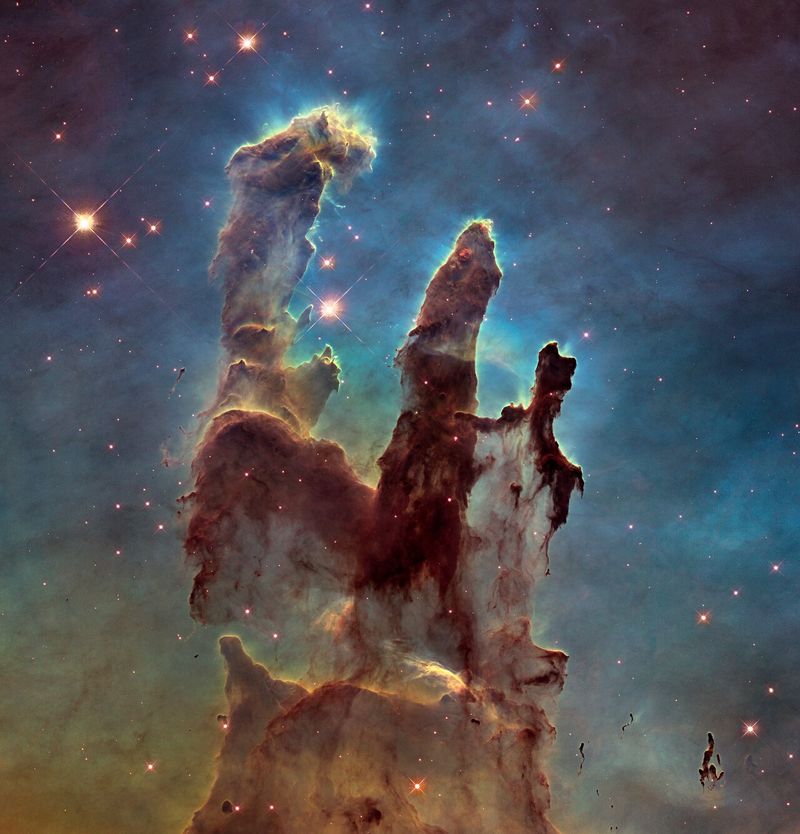 Die Säulen der Schöpfung im Adlernebel, links im sichtbaren Licht als dunkle Staubsäulen, rechts im Infraroten halbdurchsichtig und voller Sterne.