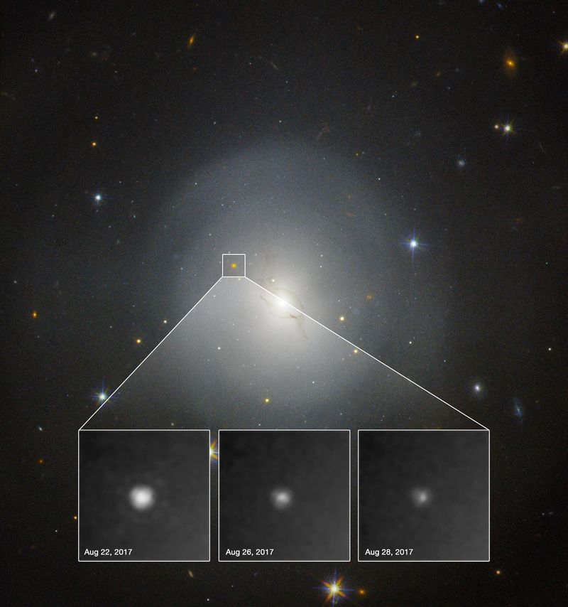 Eine elliptische Galaxie mit hellem Kern. Ein kleiner Punkt am Rand ist markiert; darunter drei Vergrößerungen dieses Punkts vom 22., 26. und 28. August 2017, in denen er von Bild zu Bild schwächer wird.