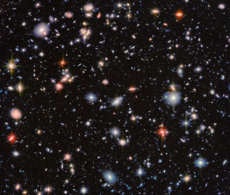 Ein tiefes Bildfeld voller Galaxien in unterschiedlichen Farben, Größen und Formen; kaum eine Stelle ist leer.