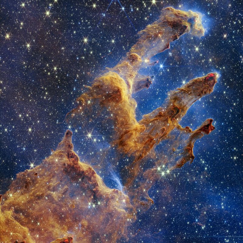 Die Säulen der Schöpfung im Adlernebel, links im sichtbaren Licht als dunkle Staubsäulen, rechts im Infraroten halbdurchsichtig und voller Sterne.